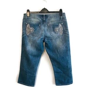 rue 21 Embellished Curvy Crop Capri Denim Jeans Embroidered Fleur de Lis size 10